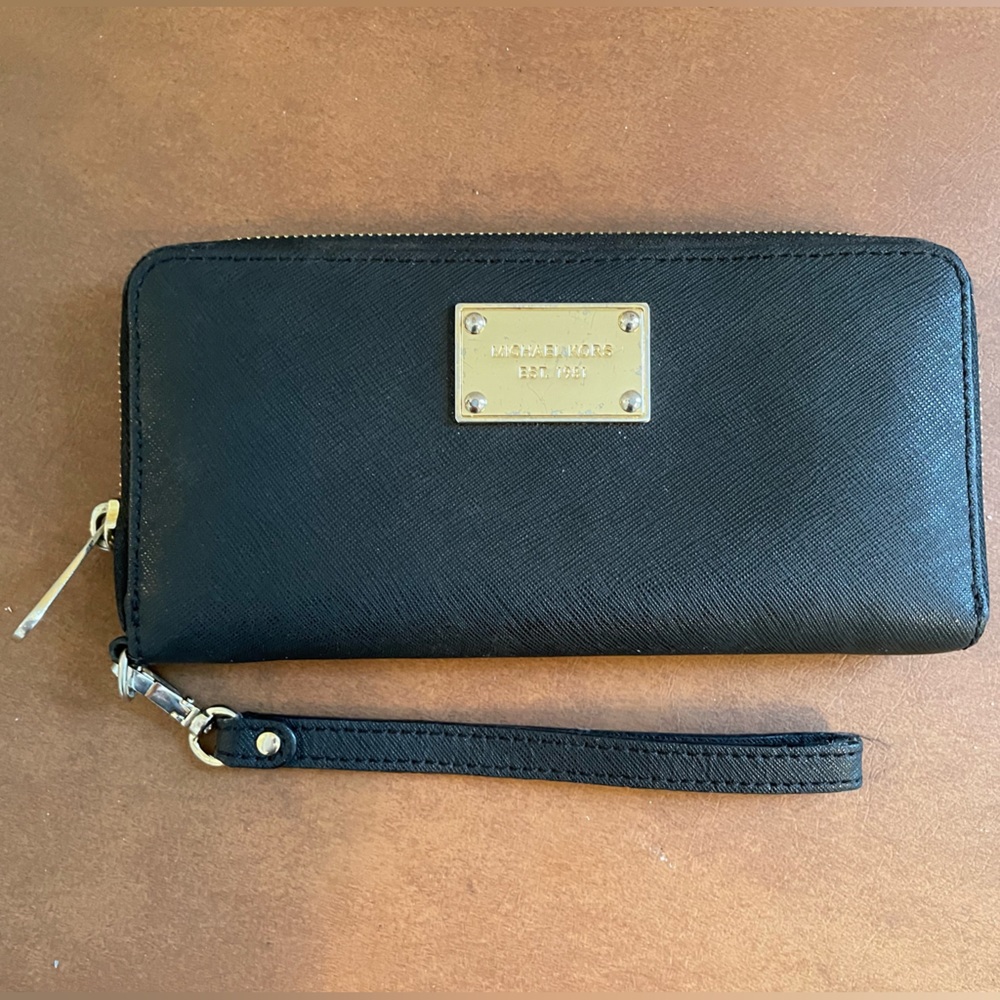 Michael Kors wristlet wallet in black saffiano leather and ch gold tone hardware